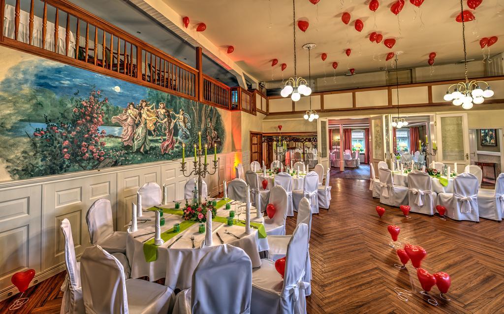 Landhotel Schwarzer Adler Suelzetal Бизнес фото